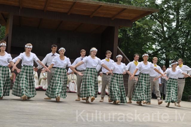 Jauniešu deju kolektīvs estrādē XXV Dziesmu svētku atklāšanas pasākumā 30.06.1013.